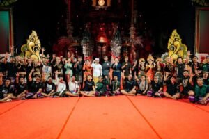 Bupati Badung I Wayan Adi Arnawa dan Wabup Bagus Alit Sucipta berfoto bersama Duta Badung usai penampilan pada Wimbakara Baleganjur Remaja PKB 2026 di Denpasar.