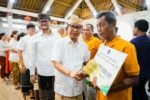 Bupati Badung I Wayan Adi Arnawa bersama Wakil Bupati Bagus Alit Sucipta menyerahkan bantuan sosial kepada umat Buddha ber-KTP Badung kepada umat Buddha ber-KTP Badung menjelang Hari Raya Waisak 2570 BE.