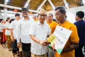 Bupati Badung I Wayan Adi Arnawa bersama Wakil Bupati Bagus Alit Sucipta menyerahkan bantuan sosial kepada umat Buddha ber-KTP Badung kepada umat Buddha ber-KTP Badung menjelang Hari Raya Waisak 2570 BE.