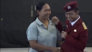 Gede Abimanyu memeluk ibunya di hadapan presiden RI Prabowo Subianto yang berkunjung ke Sekolah Rakyat di Tabanan.