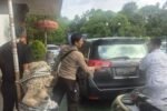 Petugas KPK melakukan penggeledahan di Kantor Imigrasi Denpasar terkait pengembangan kasus dugaan pemerasan pengurusan izin tinggal warga negara asing (WNA).