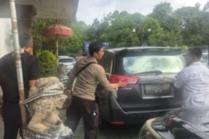 Petugas KPK melakukan penggeledahan di Kantor Imigrasi Denpasar terkait pengembangan kasus dugaan pemerasan pengurusan izin tinggal warga negara asing (WNA).