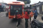 Petugas mengevakuasi jenazah SU yang ditemukan meninggal dunia di depan kamar kos kawasan Jalan Sedap Malam, Denpasar Timur, Kamis (25/6/2026).