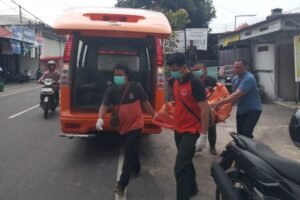 Petugas mengevakuasi jenazah SU yang ditemukan meninggal dunia di depan kamar kos kawasan Jalan Sedap Malam, Denpasar Timur, Kamis (25/6/2026).