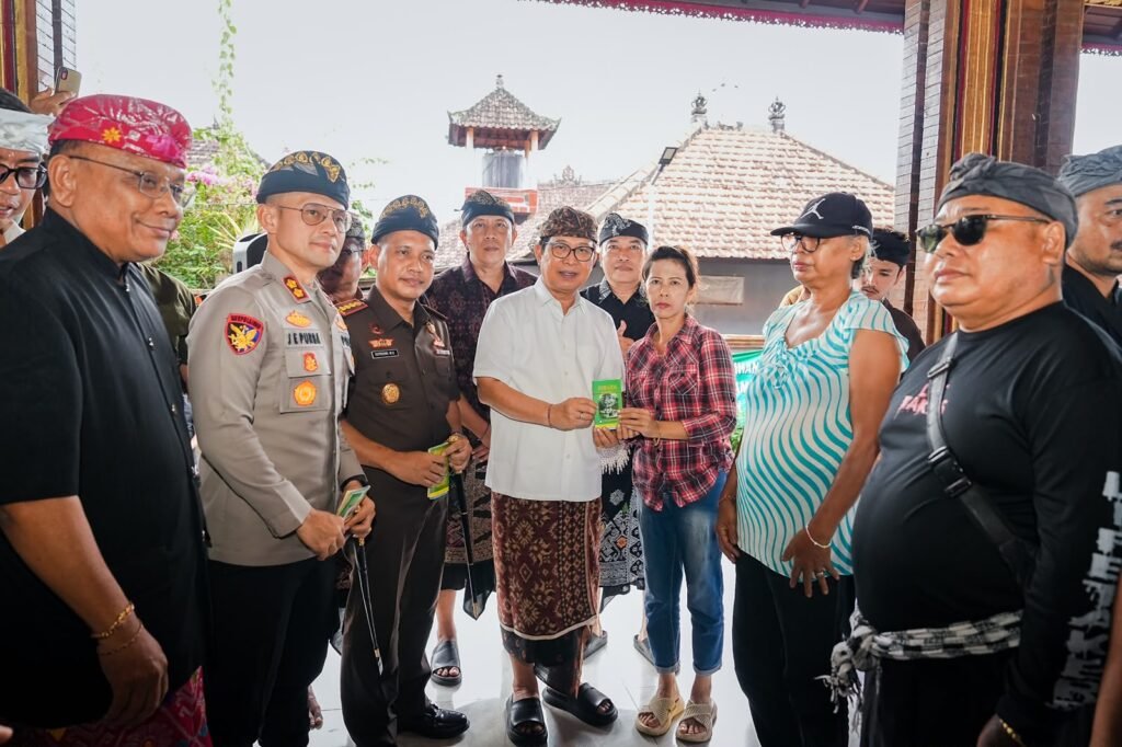 Bupati Badung Adi Arnawa saat memberikan THR secara simbolis bagi warga Badung.