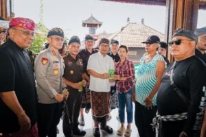 Bupati Badung Adi Arnawa saat memberikan THR secara simbolis bagi warga Badung.
