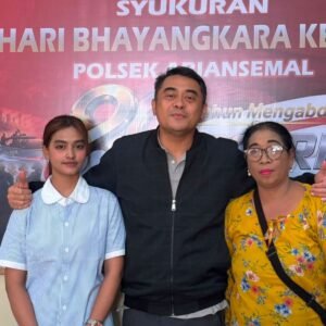 Perselisihan antara pelanggan (kiri) dengan penjahit Ibu Sintya didamaikan AWK dan Polsek Abiansemal.
