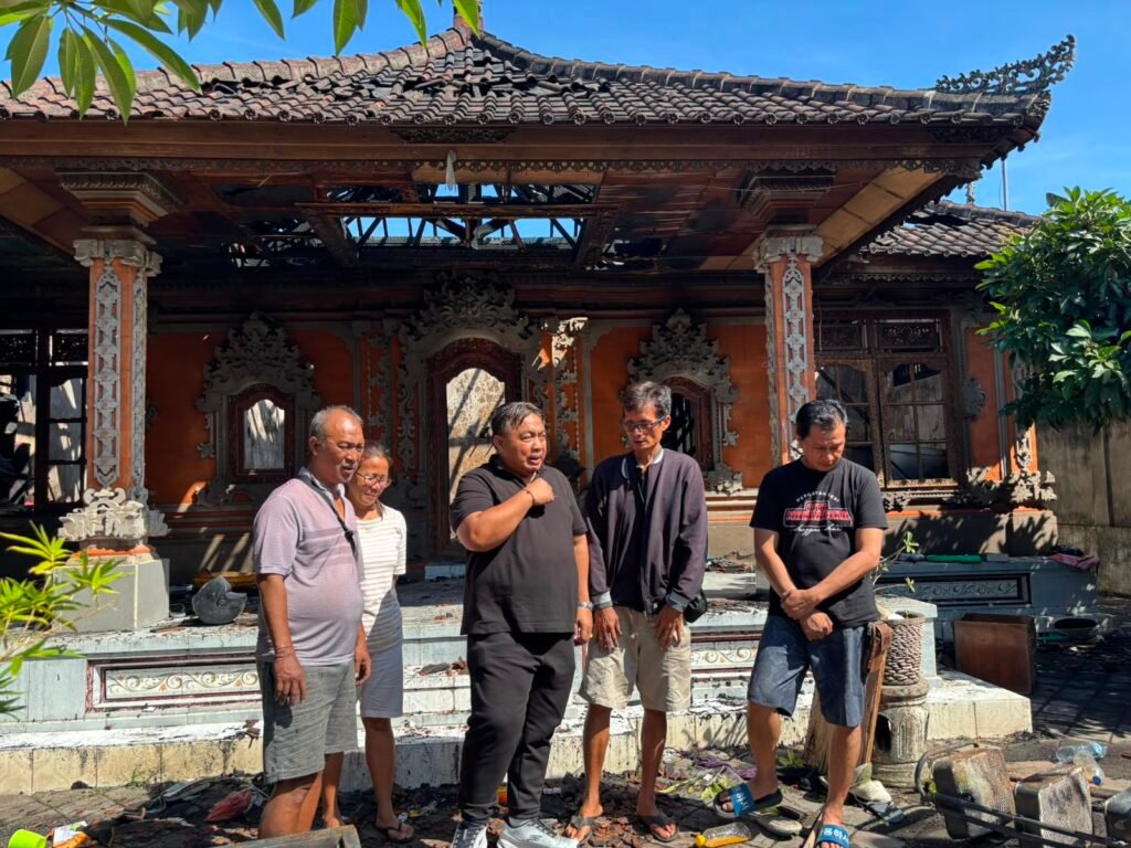 Anggota DPR RI Nyoman Parta di rumah seniman yang kena musibah.
