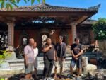 Anggota DPR RI Nyoman Parta di rumah seniman yang kena musibah.