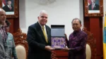 Kedubes AS (kiri) diterima oleh Gubernur Bali Wayan Koster.