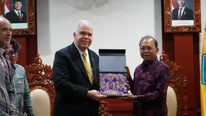 Kedubes AS (kiri) diterima oleh Gubernur Bali Wayan Koster.