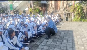 Kadek Ariasa memberikan materi saat MPLS 2026/2027.