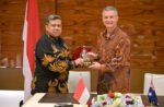 Penandatanganan produk halal dilakukan oleh Kepala BPJPH, Dr. Ahmad Haikal Hasan, bersama Kuasa Usaha Australia untuk Indonesia, Gita Kamath, di Jakarta.