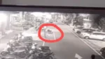 Kursi roda jalan sendiri di halaman RSUD Klungkung.