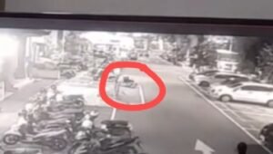Kursi roda jalan sendiri di halaman RSUD Klungkung.