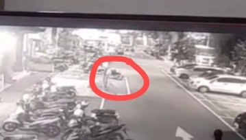 Kursi roda jalan sendiri di halaman RSUD Klungkung.