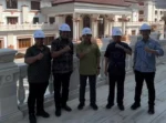 Mendagri Tito Karnavian (tengah) melihat perkembangan pembangunan Puspem Gianyar bersama Bupati Made Mahayastra dan Gubernur Bali Wayan Koster.