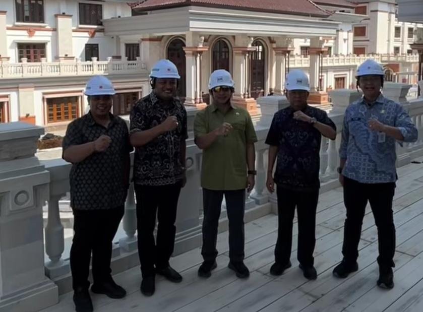 Mendagri Tito Karnavian (tengah) melihat perkembangan pembangunan Puspem Gianyar bersama Bupati Made Mahayastra dan Gubernur Bali Wayan Koster.