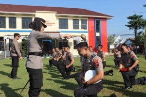 Kapolres Batang menyiram air ke atas kepala anggota polisi yang naik pangkat.