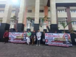 Petani membentangkan spanduk menolak tanah warisan dijual untuk GOR Gianyar.