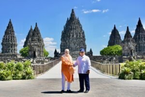 PM India (kiri) dan Presiden RI Prabowo Subianto saat berkunjung ke Candi Prambanan.