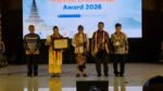 Anak Agung Gde Ngurah Ari Dwipayana menerima Prajaniti Dharmaraja Award 2026 di Universitas Hindu Indonesia (UNHI) Denpasar.