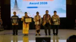 Anak Agung Gde Ngurah Ari Dwipayana menerima Prajaniti Dharmaraja Award 2026 di Universitas Hindu Indonesia (UNHI) Denpasar.