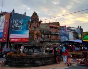 Patung Catur Muka di Tabanan menjadi ikon di pusat kota.