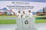 Bupati Badung Adi Arnawa (kiri), Gubernur Bali Wayan Koster (tengah) dan Wali Kota Denpasar IGN Jaya Negara (kanan) disela peresmian pembangunan PSEL Bali.