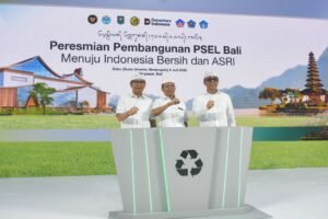 Bupati Badung Adi Arnawa (kiri), Gubernur Bali Wayan Koster (tengah) dan Wali Kota Denpasar IGN Jaya Negara (kanan) disela peresmian pembangunan PSEL Bali.