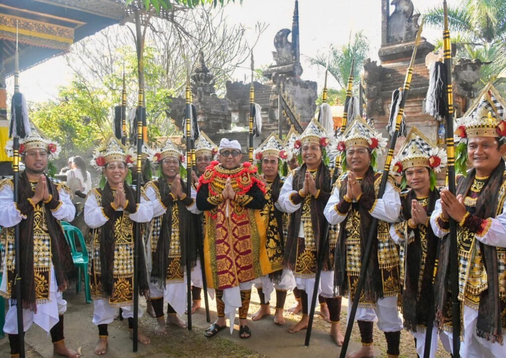 Gusti Ngurah Jaya Negara (tengah) saat ngayah di Pura Mandara Giri, Senduro, Semeru, Lumajang.