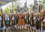 Gusti Ngurah Jaya Negara (tengah) saat ngayah di Pura Mandara Giri, Senduro, Semeru, Lumajang.