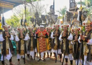 Gusti Ngurah Jaya Negara (tengah) saat ngayah di Pura Mandara Giri, Senduro, Semeru, Lumajang.
