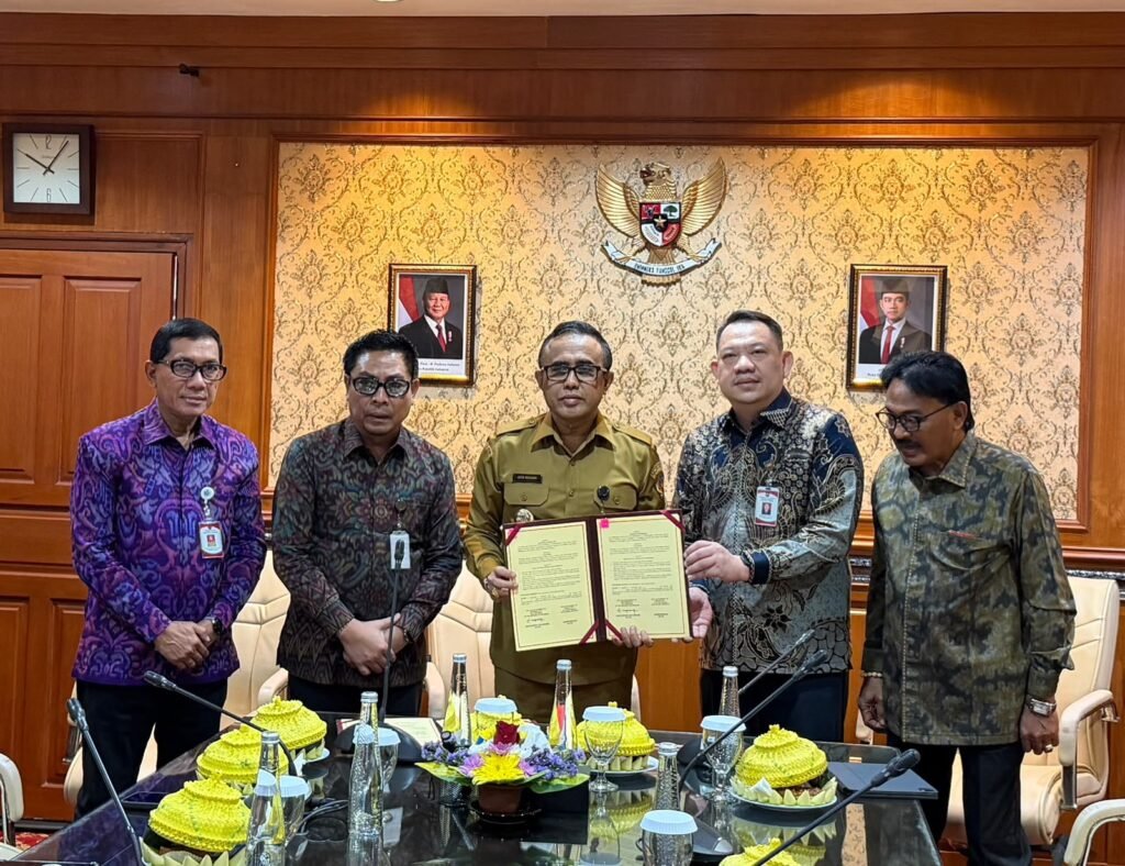 Walikota Denpasar (tengah) usai tandatangani MoU Sister City dengan Yunani.
