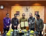 Walikota Denpasar (tengah) usai tandatangani MoU Sister City dengan Yunani.