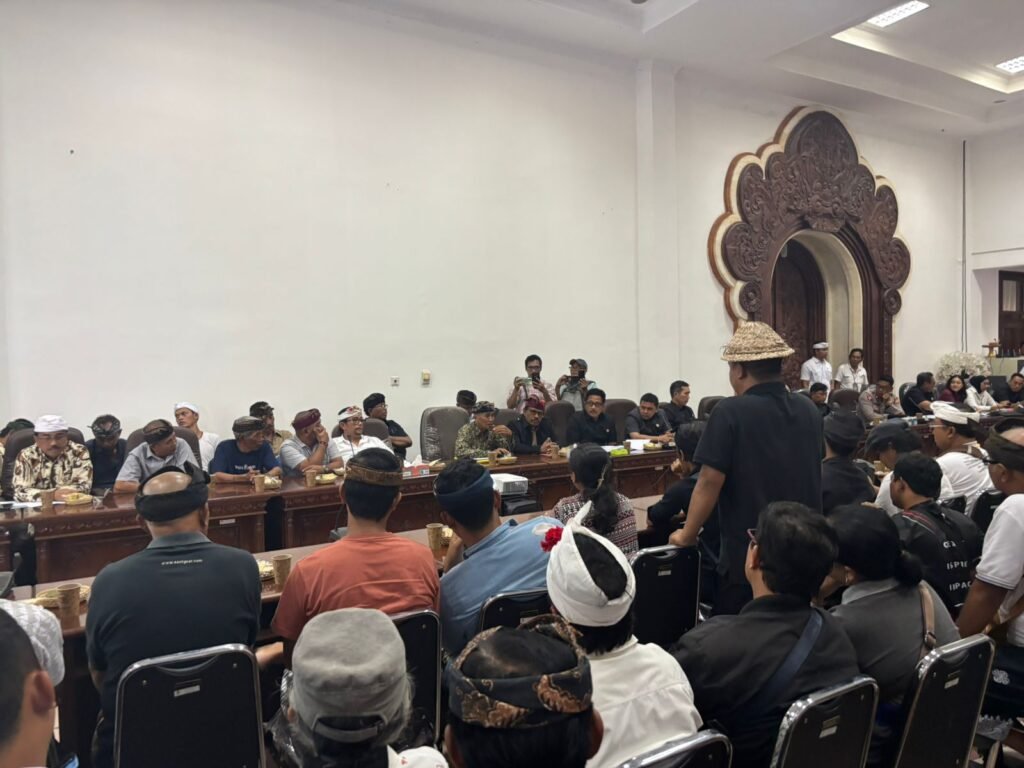 Pengurus Lembaga Perkreditan Desa (LPD) Desa Adat Bedulu mengeluarkan pernyataan resmi tertulis guna merespons dinamika yang berkembang serta aksi penyampaian aspirasi oleh para nasabah. Pernyataan itu juga telah disampaikan di hadapan DPRD Gianyar dan nasabah pada Rabu sore (8/7/2026).