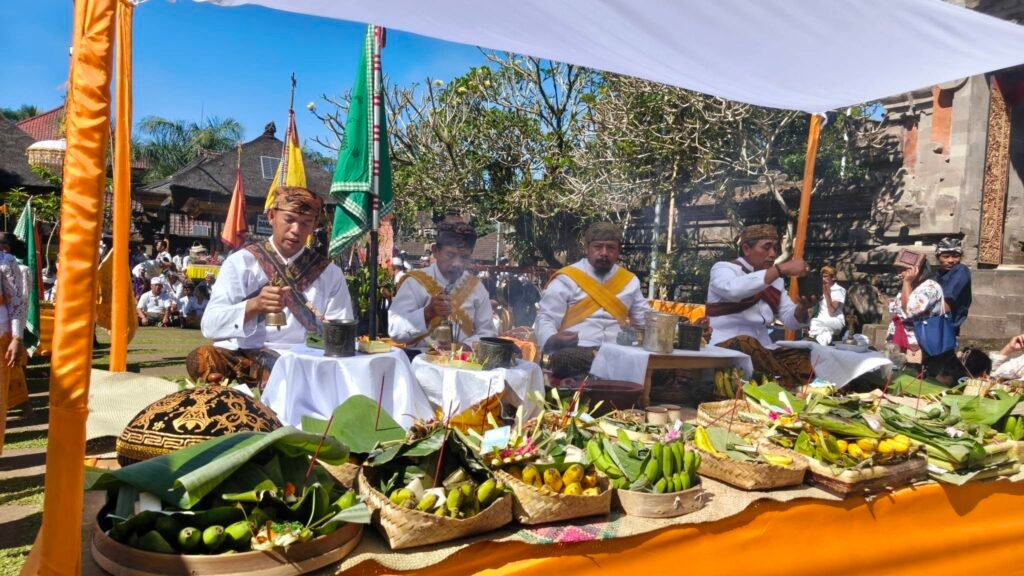 Para romo menggelar upacara di depan pelinggih Pura Mandara Giri Semeru, Senduro, Lumajang, Jawa Timur.