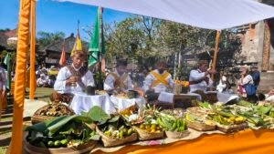 Para romo menggelar upacara di depan pelinggih Pura Mandara Giri Semeru, Senduro, Lumajang, Jawa Timur.