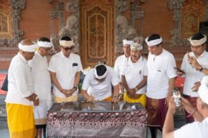 Bupati Badung I Wayan Adi Arnawa menandatangani prasasti saat meresmikan Balai Banjar Muluk Babi di Desa Sangeh, Kecamatan Abiansemal.
