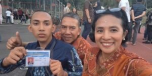 Alumni Smansapura bersama kedua orang tuanya.