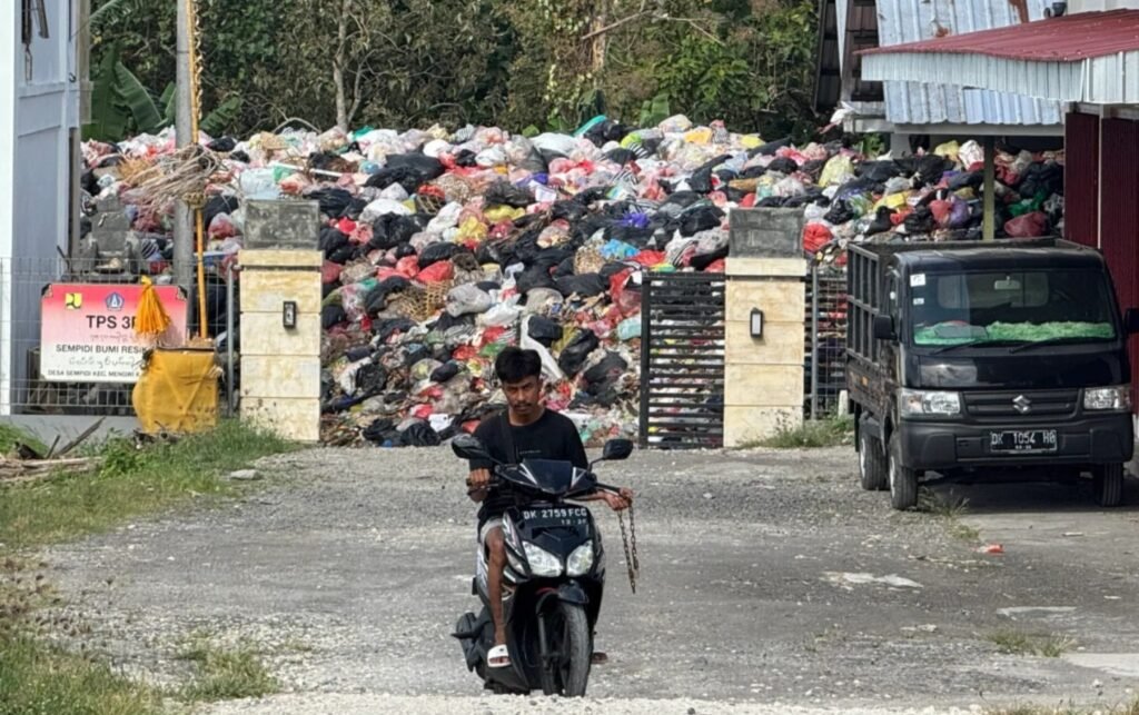 Volume sampah di TPS3R Bumi Resik Asri, Sempidi menggunung karena pekerja mogok lantaran tidak digaji 3 bulan.