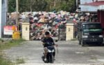 Volume sampah di TPS3R Bumi Resik Asri, Sempidi menggunung karena pekerja mogok lantaran tidak digaji 3 bulan.