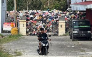 Volume sampah di TPS3R Bumi Resik Asri, Sempidi menggunung karena pekerja mogok lantaran tidak digaji 3 bulan.
