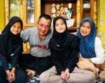 Tiara Julianti peraih beasiswa Fakultas Kedokteran UGM bersama keluarga.