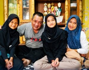 Tiara Julianti peraih beasiswa Fakultas Kedokteran UGM bersama keluarga.
