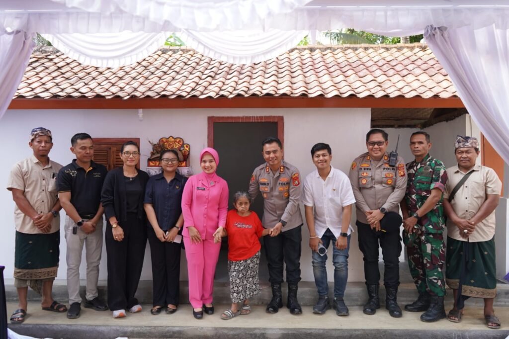 Ni Wayan Damuh (tengah) menerima secara simbolis bantuan bedah rumah.