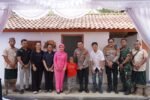 Ni Wayan Damuh (tengah) menerima secara simbolis bantuan bedah rumah.