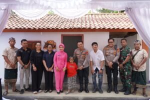 Ni Wayan Damuh (tengah) menerima secara simbolis bantuan bedah rumah.