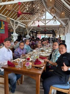 Jhon Ketut Purna (depan kanan) di Jr restourant, tabanan
