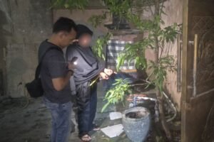 Pelaku FB (20) saat diamankan di Polsek Kuta Selatan usai diduga melakukan penganiayaan menggunakan botol kaca.